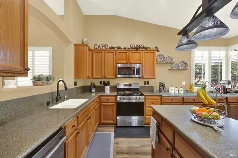 Kitchen - 161 Currant Ln, Vacaville, CA 95687 photo 3 of 11
