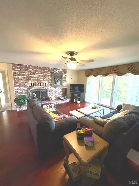 Living - 32 Romine Way, Vallejo, CA 94591 photo 2 of 10