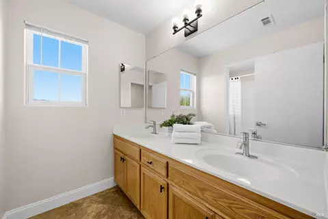 Bath - 1833 Roseleaf Dr, Fairfield, CA 94534 photo 3 of 6