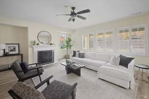 Living - 685 Elderberry Loop, Vacaville, CA 95688 photo 3 of 4