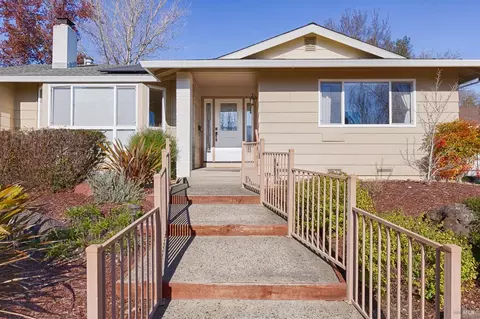 8902 Oak Trail Dr, Santa Rosa, CA 95409