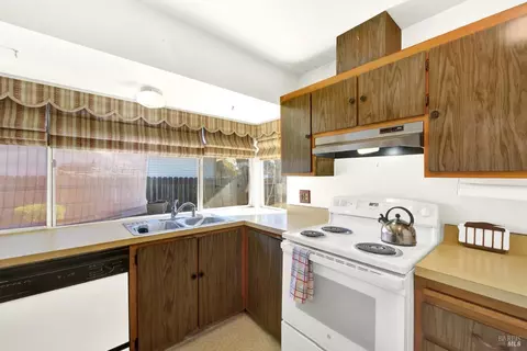 Kitchen - 2202 Sandpiper Dr, Fairfield, CA 94533 photo 2 of 3