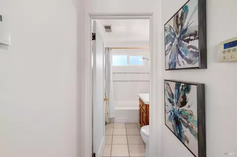 Bath - 1179 Oakwood Ave, Vallejo, CA 94591 photo 3 of 5