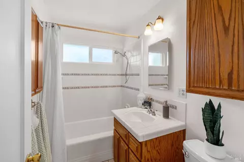 Bath - 1179 Oakwood Ave, Vallejo, CA 94591 photo 4 of 5
