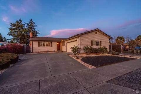 1477 Russell Ave, Santa Rosa, CA 95403