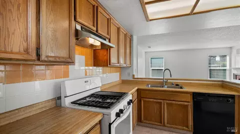 Kitchen - 22 Brighton Dr, Vallejo, CA 94591 photo 6 of 6