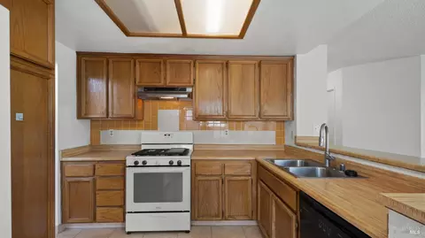 Kitchen - 22 Brighton Dr, Vallejo, CA 94591 photo 3 of 6