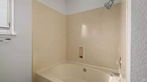 Bath - 22 Brighton Dr, Vallejo, CA 94591 photo 3 of 4