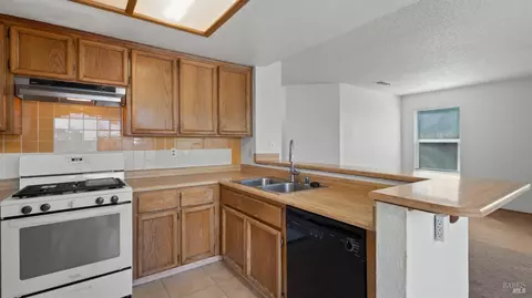 Kitchen - 22 Brighton Dr, Vallejo, CA 94591 photo 4 of 6