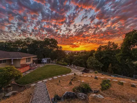 1790 Deerwood Dr, Ukiah, CA 95482