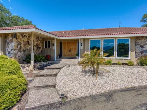 1790 Deerwood Dr, Ukiah, CA 95482