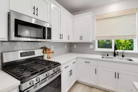 Kitchen - 848 Fruit Stand Cir, Vacaville, CA 95688 photo 3 of 7