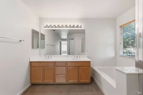 Bath - 4595 Avondale Cir, Fairfield, CA 94533 photo 1 of 4