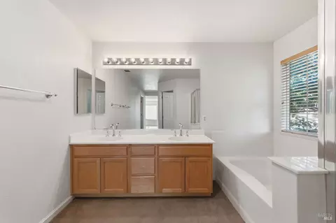 Bath - 4595 Avondale Cir, Fairfield, CA 94533 photo 2 of 3