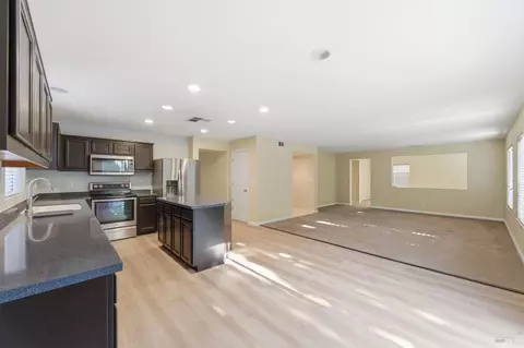 Living - 4595 Avondale Cir, Fairfield, CA 94533 photo 2 of 9