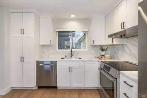 Kitchen - 21 Eucalyptus Knoll St, Mill Valley, CA 94941 photo 4 of 5
