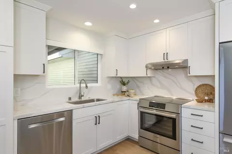 Kitchen - 21 Eucalyptus Knoll St, Mill Valley, CA 94941 photo 3 of 5