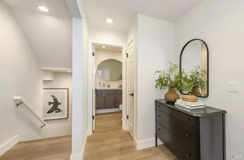 Entry Way - 21 Eucalyptus Knoll St, Mill Valley, CA 94941 photo 3 of 4