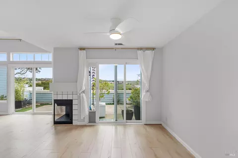 Living - 401 Stinson St #4, Vallejo, CA 94591 photo 4 of 4