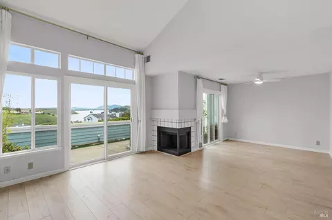 Living - 401 Stinson St #4, Vallejo, CA 94591 photo 3 of 4