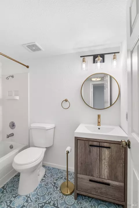 Bath - 401 Stinson St #4, Vallejo, CA 94591 photo 1 of 6