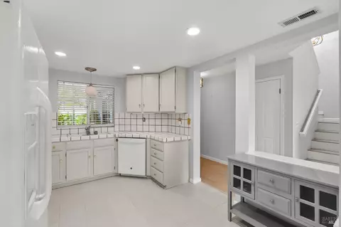 Kitchen - 401 Stinson St #4, Vallejo, CA 94591 photo 3 of 3