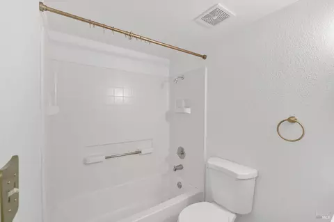 Bath - 401 Stinson St #4, Vallejo, CA 94591 photo 2 of 6