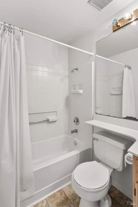 Bath - 401 Stinson St #4, Vallejo, CA 94591 photo 5 of 6