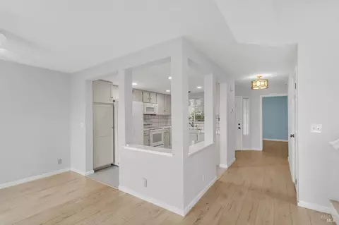 Entry Way - 401 Stinson St #4, Vallejo, CA 94591 photo 2 of 5