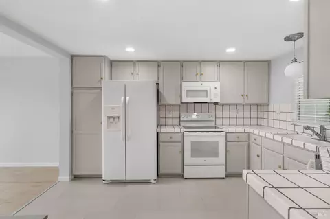 Kitchen - 401 Stinson St #4, Vallejo, CA 94591 photo 2 of 3