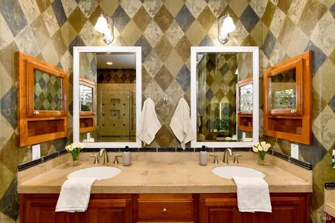 Bath - 5015 Staghorn Dr, Vallejo, CA 94591 photo 2 of 8