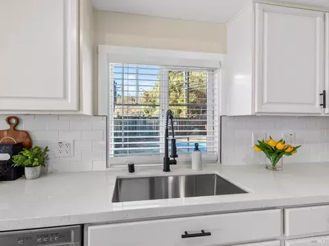 Kitchen - 1014 Henry Ct, Vallejo, CA 94591 photo 4 of 6