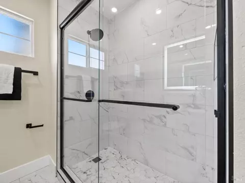 Bath - 1014 Henry Ct, Vallejo, CA 94591 photo 4 of 4