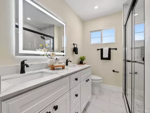Bath - 1014 Henry Ct, Vallejo, CA 94591 photo 3 of 4