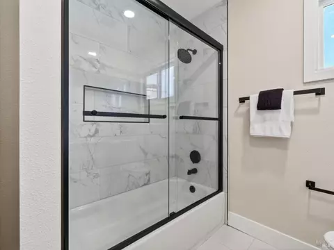 Bath - 1014 Henry Ct, Vallejo, CA 94591 photo 2 of 4
