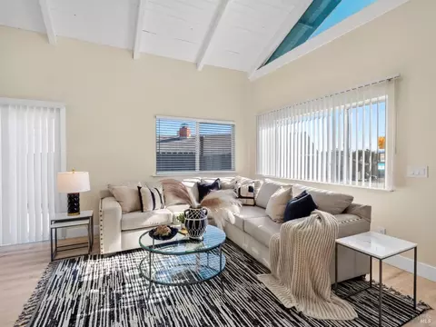 Living - 1014 Henry Ct, Vallejo, CA 94591 photo 2 of 3