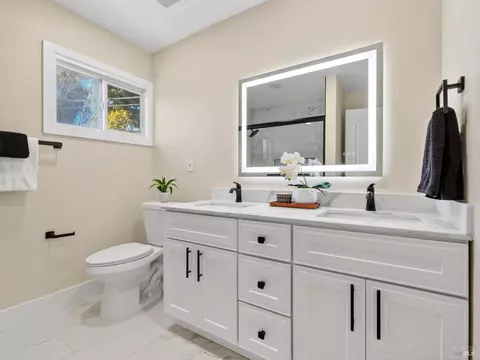 Bath - 1014 Henry Ct, Vallejo, CA 94591 photo 1 of 4