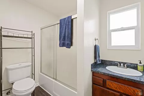 Bath - 2021 Peacock Dr, Willits, CA 95490 photo 1 of 2