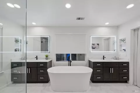 Bath - 1366 Birdie Dr, Windsor, CA 95492 photo 2 of 6