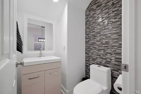 Bath - 1366 Birdie Dr, Windsor, CA 95492 photo 5 of 6