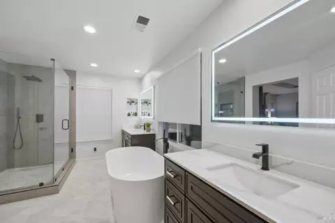 Bath - 1366 Birdie Dr, Windsor, CA 95492 photo 3 of 6