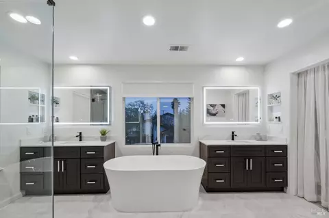 Bath - 1366 Birdie Dr, Windsor, CA 95492 photo 1 of 6