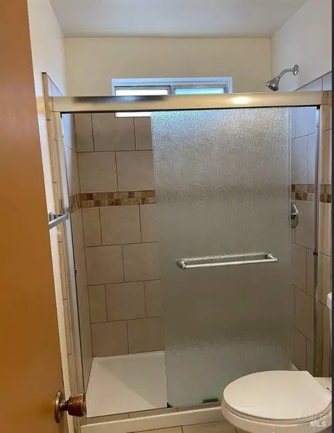 Bath - 8175 Arthur St, Cotati, CA 94931 photo 1 of 2