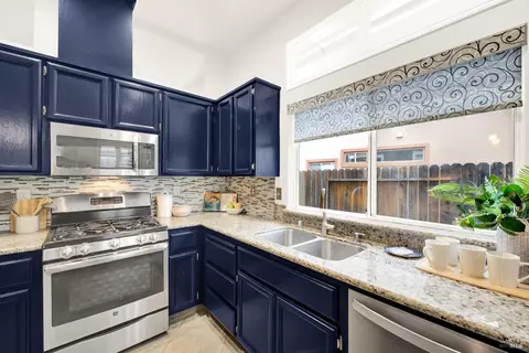 Kitchen - 4758 Antelope Cir, Fairfield, CA 94534 photo 6 of 10