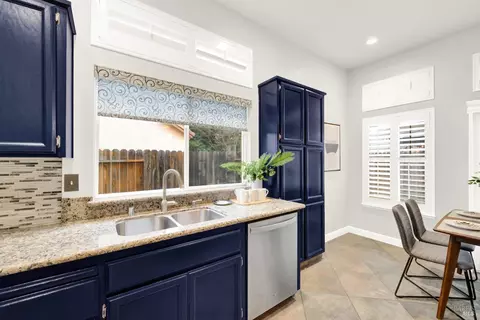 Kitchen - 4758 Antelope Cir, Fairfield, CA 94534 photo 7 of 10