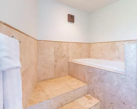 Bath - 300 Sanderling Ct, Bodega Bay, CA 94923 photo 7 of 9