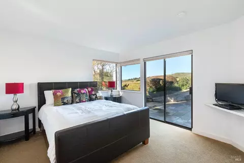Bedroom - 300 Sanderling Ct, Bodega Bay, CA 94923 photo 4 of 5