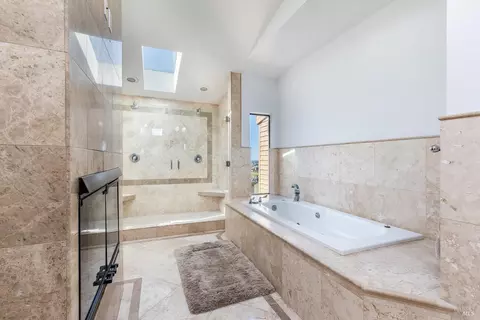 Bath - 300 Sanderling Ct, Bodega Bay, CA 94923 photo 2 of 9