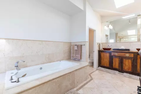 Bath - 300 Sanderling Ct, Bodega Bay, CA 94923 photo 3 of 9