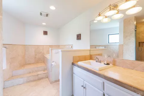 Bath - 300 Sanderling Ct, Bodega Bay, CA 94923 photo 5 of 9